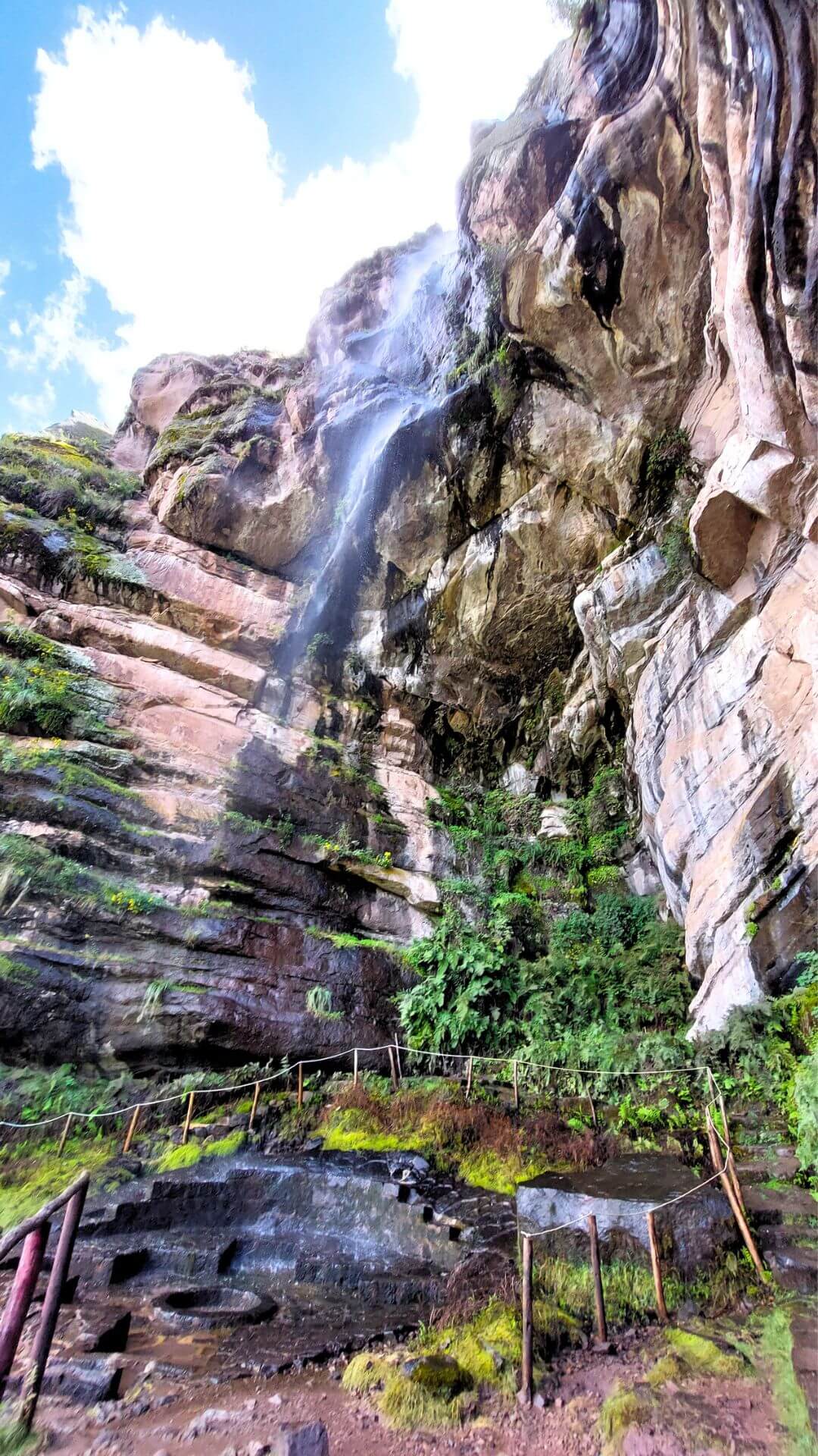 Caída de agua en Farallones de Tecsecocha